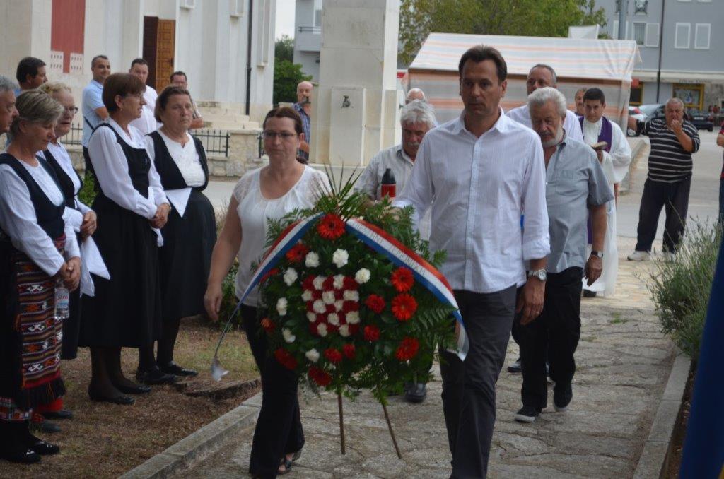 Polaganje vijenaca na spomenik poginulim braniteljima